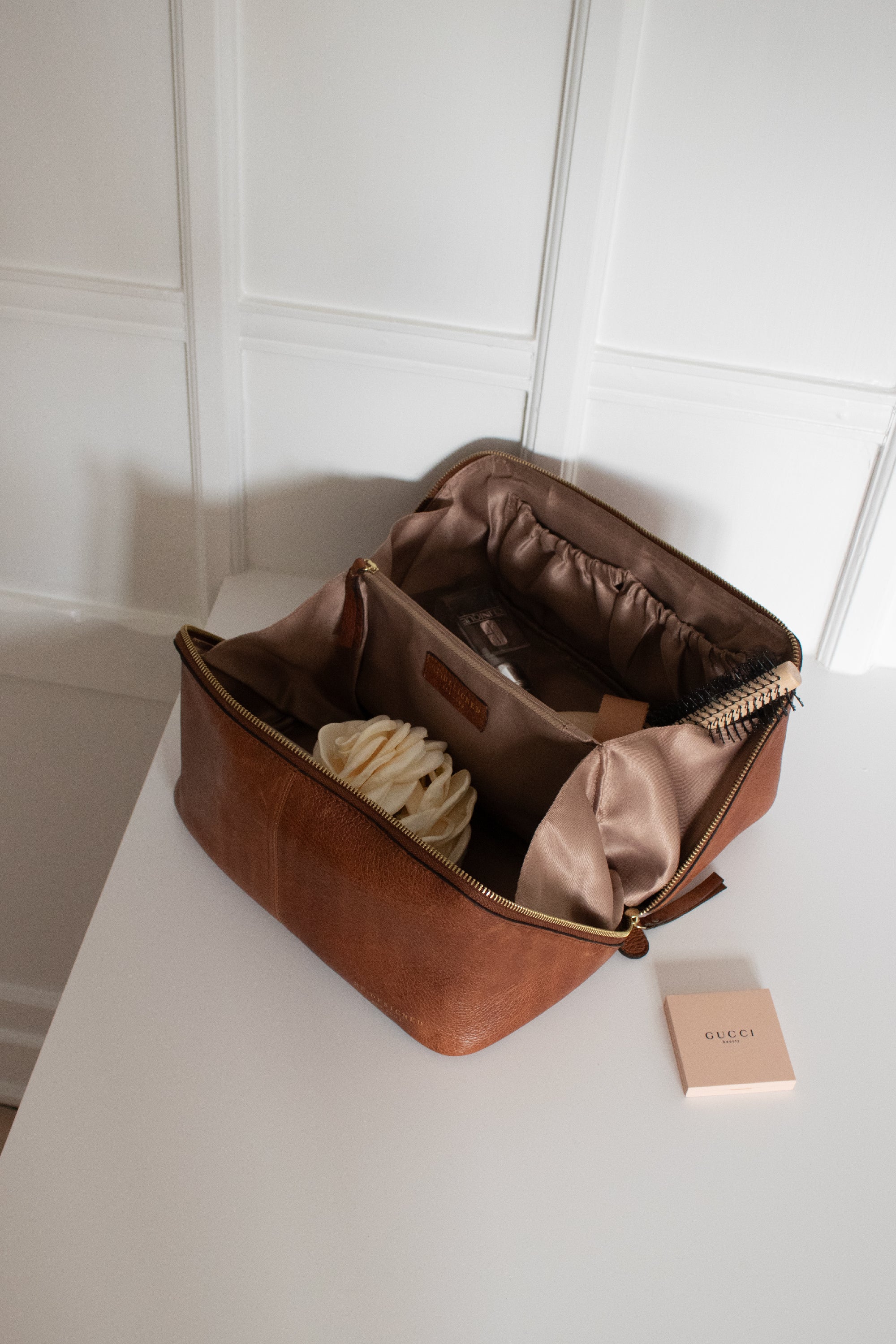 RE:DESIGNED EST 2003 Halima Big Toilet Bag Walnut/Gold