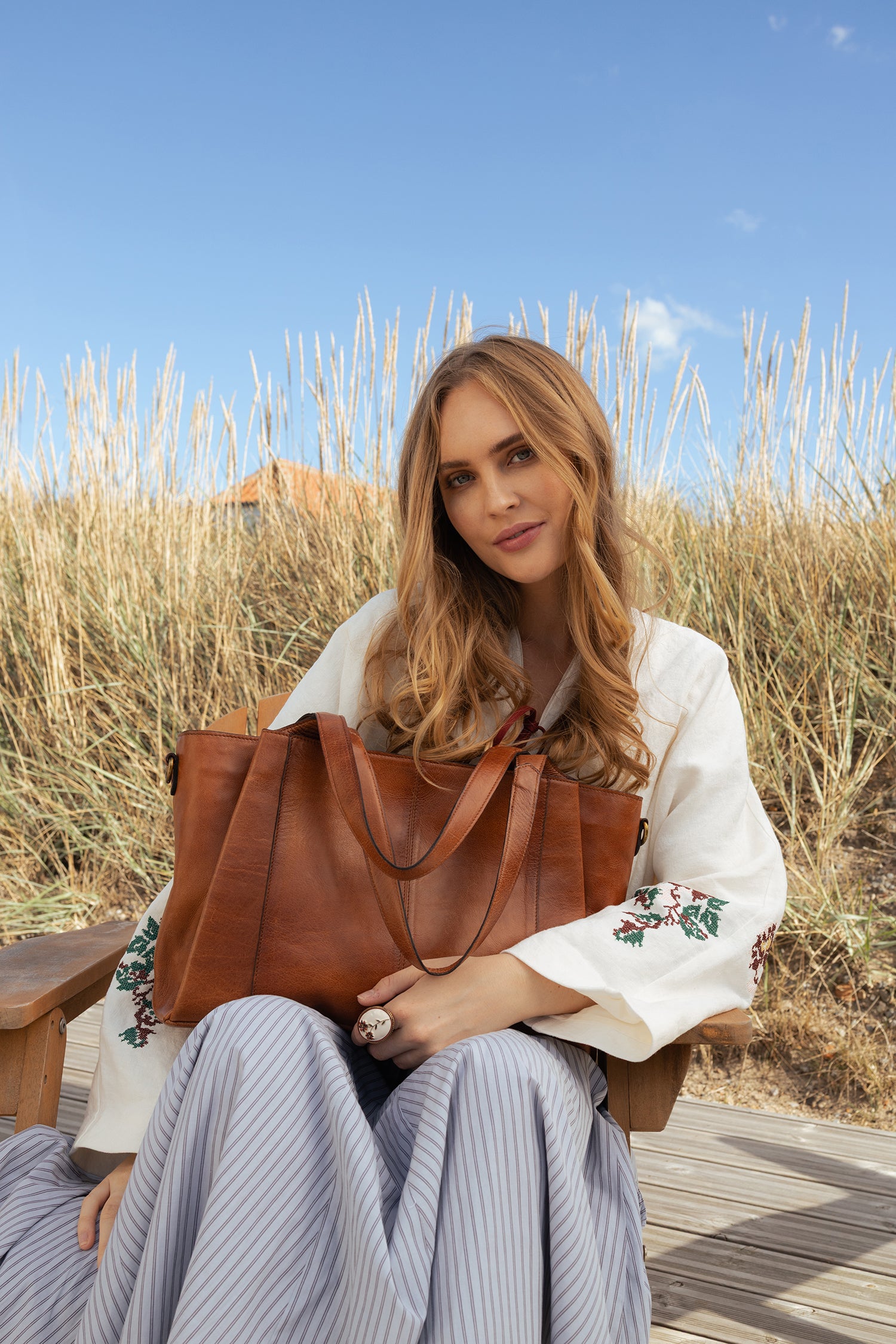 RE:DESIGNED EST 2003 Nisa Big Shoulder bag Walnut