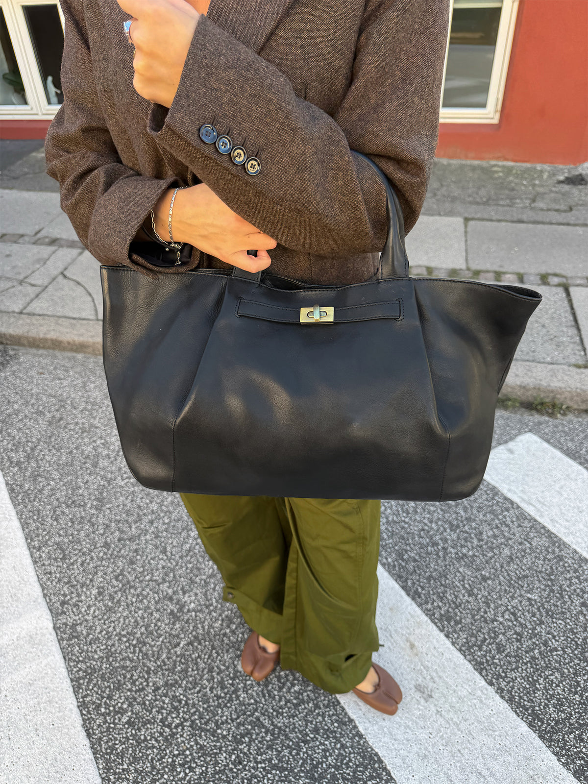 RE:DESIGNED EST 2003 Urda Big Shoulder bag Black