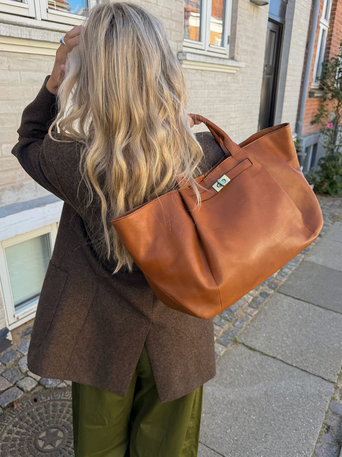 RE:DESIGNED EST 2003 Urda Big Shoulder bag Tan