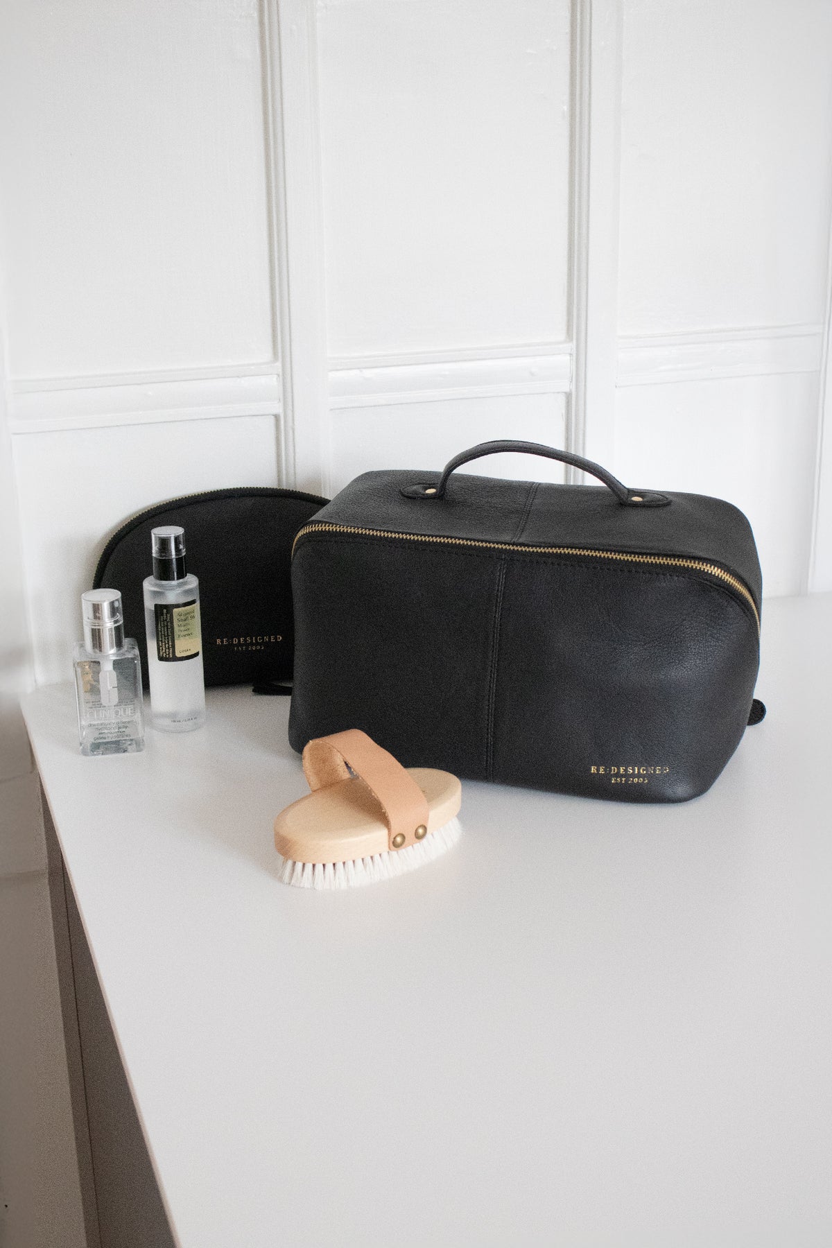 RE:DESIGNED EST 2003 Halima Big Toiletry Bag Black/Gold