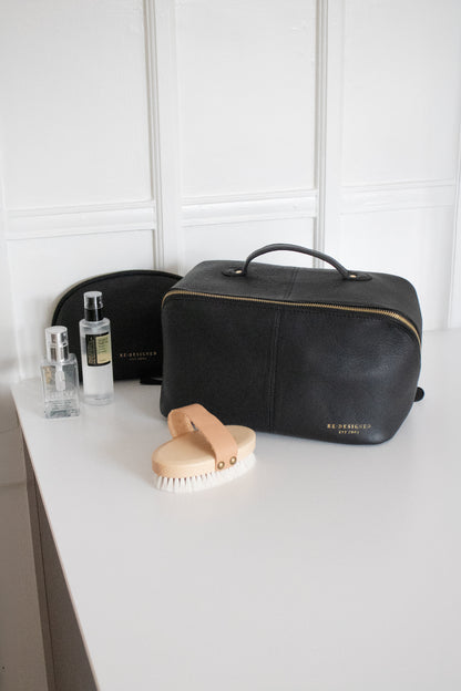 RE:DESIGNED EST 2003 Halima Big Toilet Bag Black/Gold