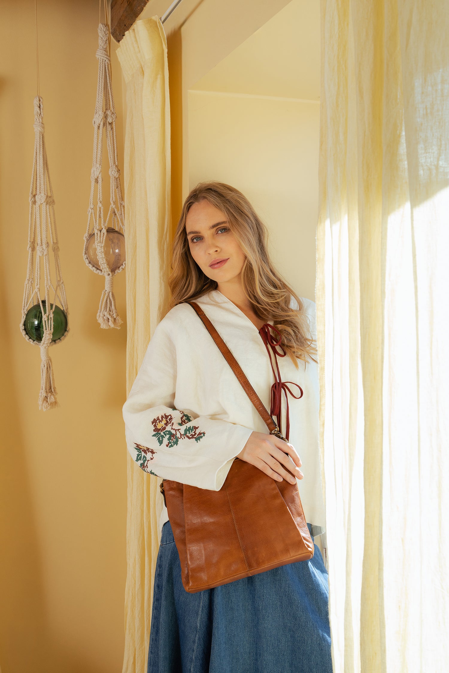 RE:DESIGNED EST 2003 Nisa Medium Crossover Walnut