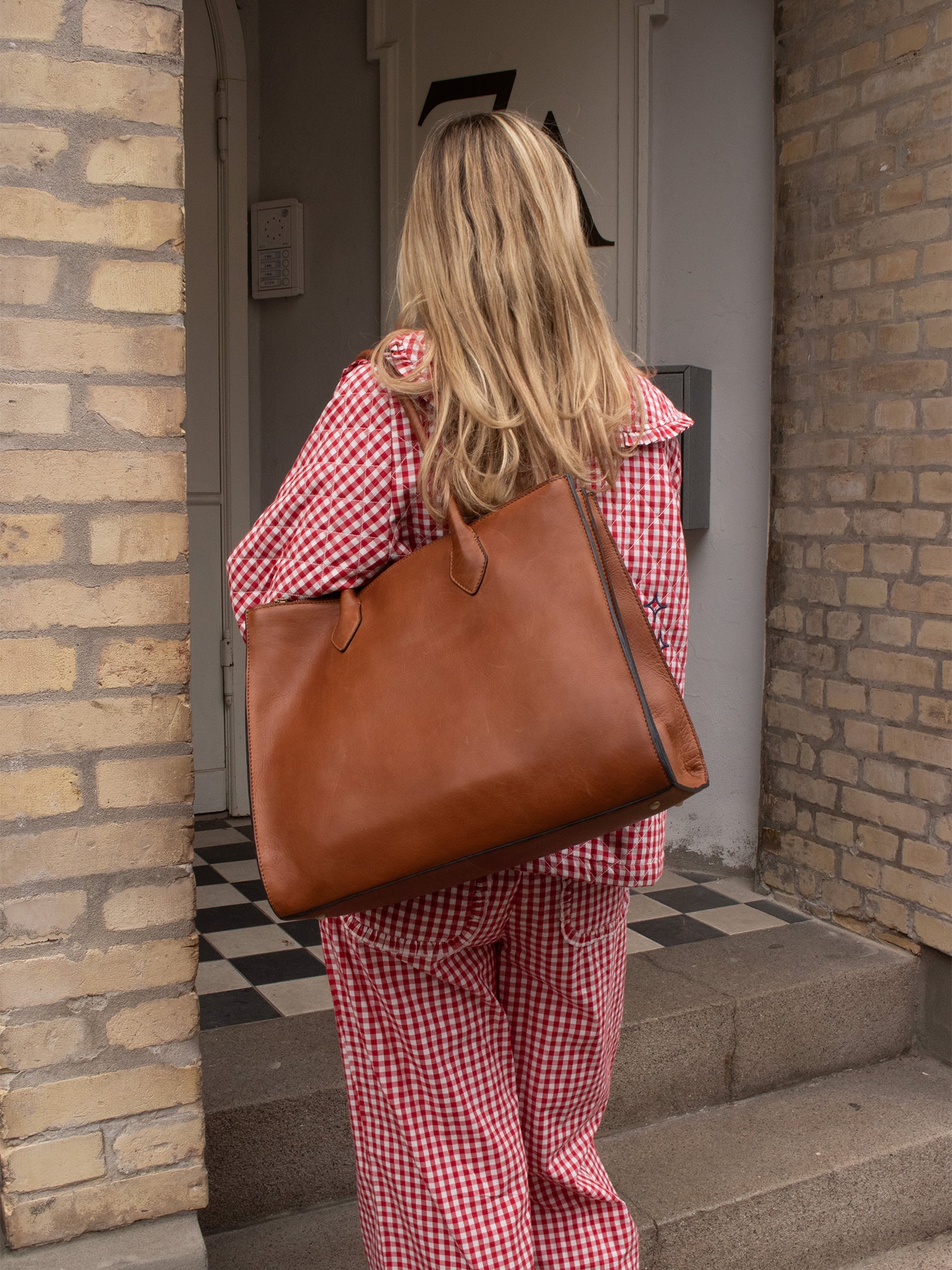 RE:DESIGNED EST 2003 Ora Big Shoulder bag Tan