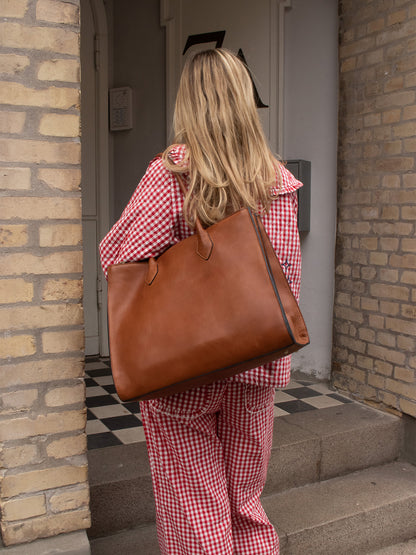 RE:DESIGNED EST 2003 Ora Big Shoulder bag Tan