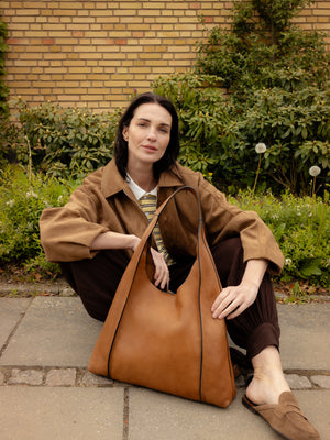 RE:DESIGNED EST 2003 Siv Small Shoulder bag Tan