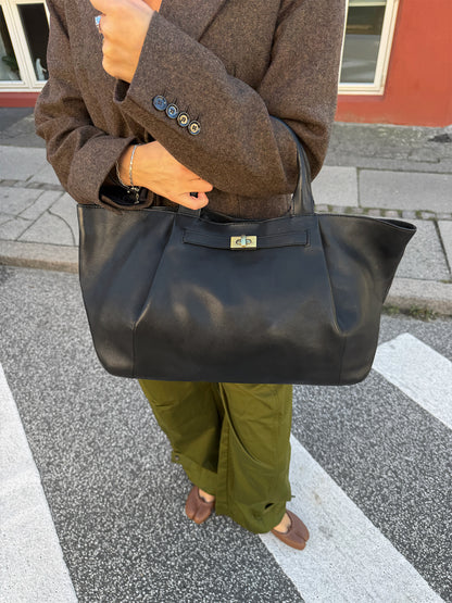 RE:DESIGNED EST 2003 Urda Big Shoulder bag Black